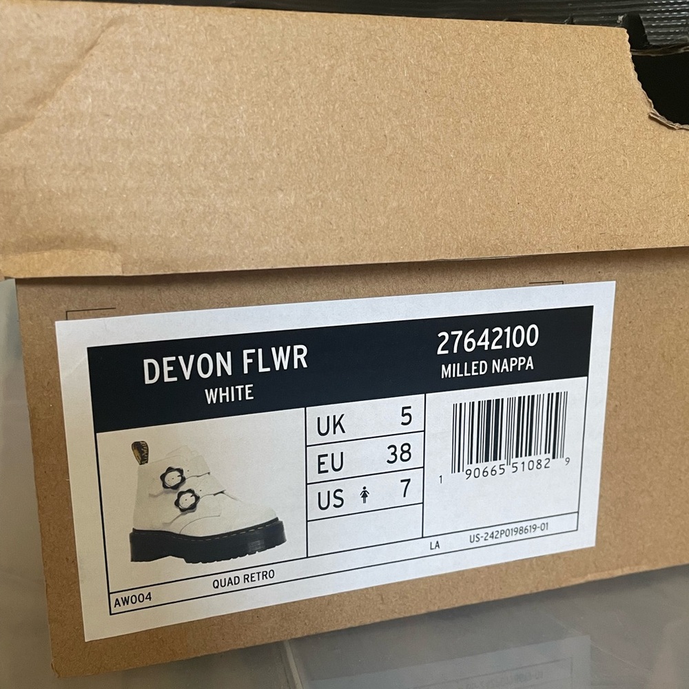Dr. Marten Devon Flower Boots in White - women’s size 7. - Picture 9 of 10